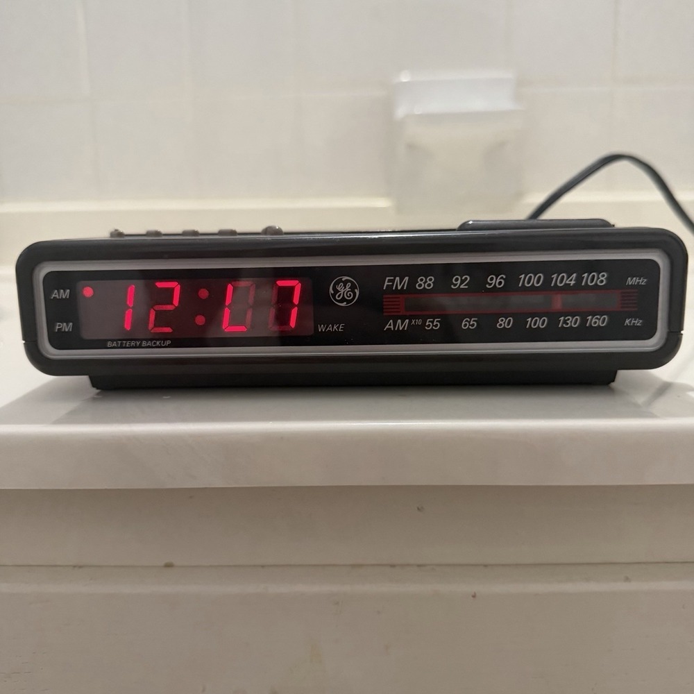 VTG GE Model 7-4612B Woodgrain Digital Alarm Clock RadioAM/FM VIDEO Works